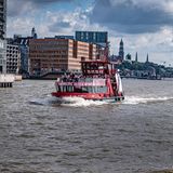 Die Hafenfähre Linie 62 vor dem Panorama Hamburgs