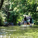 Paddler auf der Alster, im Hintergrund der Fernsehturm