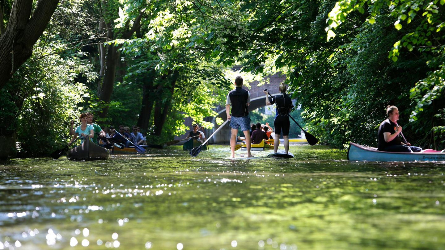 Paddler auf der Alster, im Hintergrund der Fernsehturm
