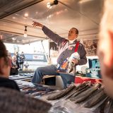 Die historische Halle des Fischmarkts an einem Sommerabend