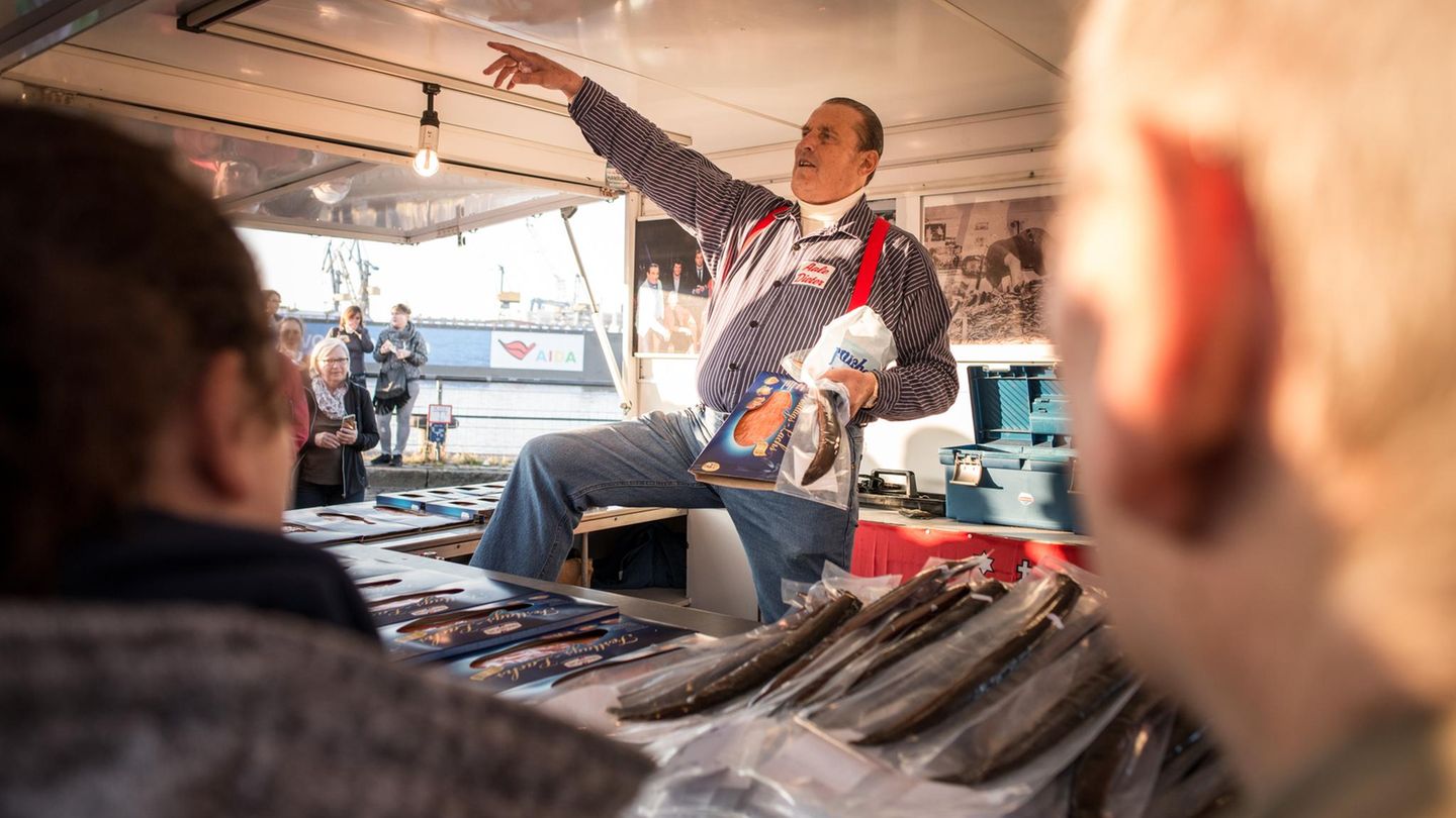 Die historische Halle des Fischmarkts an einem Sommerabend
