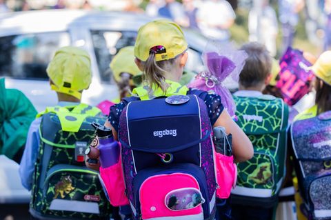Die beiden Kinder waren in Eggenfelden auf dem Schulweg, als sie von einem Auto angefahren wurden (Symbolbild)