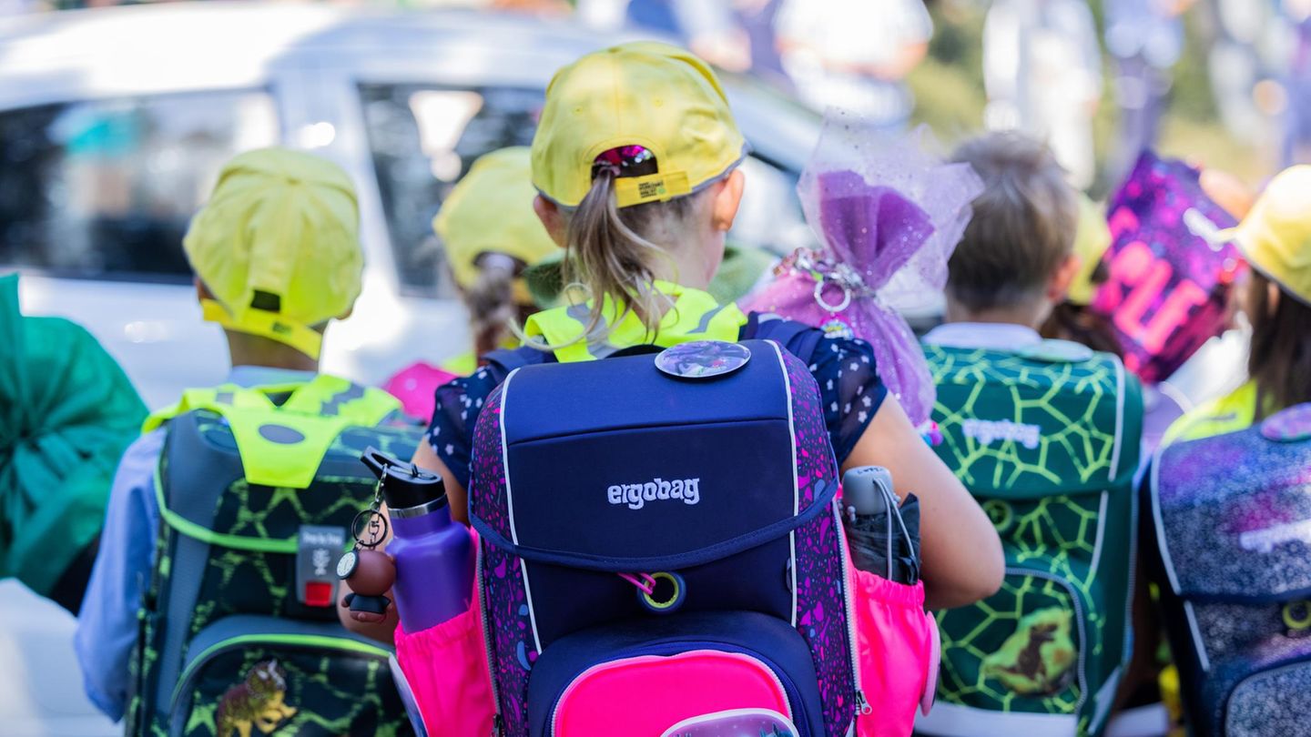 Die beiden Kinder waren in Eggenfelden auf dem Schulweg, als sie von einem Auto angefahren wurden (Symbolbild)