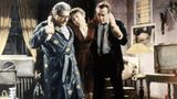 Jack Lemmon und Jack Kruschen helfen Shirley McLane in der einer Szene von "Das Apartment"