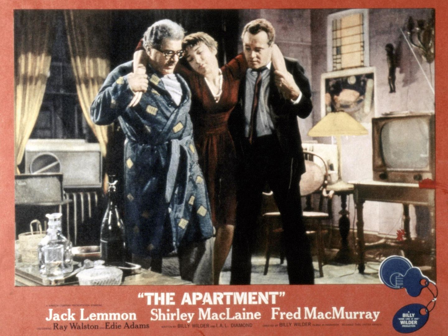 Paraderolle Jack Lemmon und Jack Kruschen helfen Shirley McLane in der einer Szene von "Das Apartment"