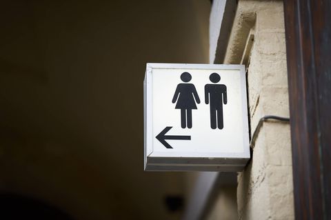 Hinweisschild zu einer öffentlichen Toilette. An österreichischen Autobahnen verfügen sie mittlerweile vermehrt über Hock-WCs
