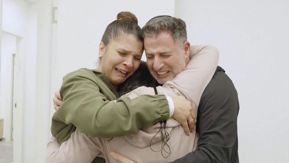 Nach Geiseldeal: Nach 477 Tagen ist Danielle wieder frei: Hamas-Geisel schließt ihre Eltern in die Arme Nach Geiseldeal: Nach 477 Tagen ist Danielle wieder frei: Hamas-Geisel schließt ihre Eltern in die Arme