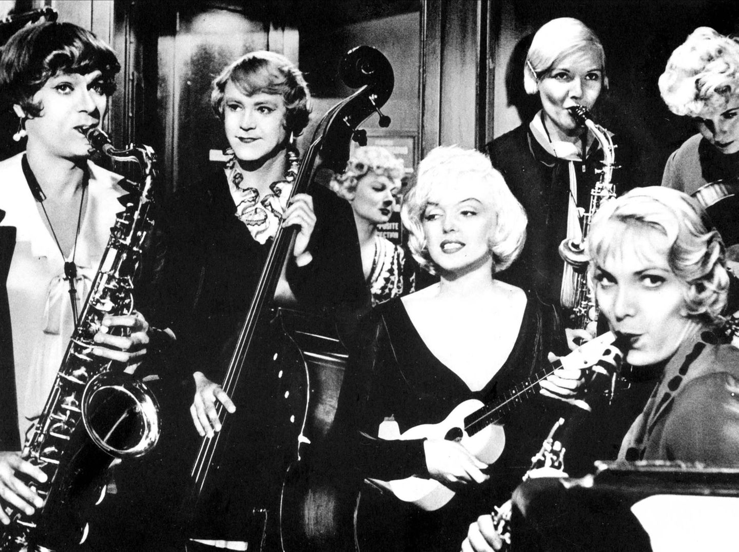 Heiße Zeiten Jack Lemmon verkleidet als Frau an der Seite von Tony Curtis und Marilyn Monroe im Film "Manche mögen's heiß"