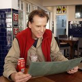 Die Zuschauer haben entschieden: Jörg Dahlmann muss als fünfter Star das Dschungelcamp 2025 verlassen. Er trägt es mit Fassung - mit gutem Grund: Er lässt sich direkt in einen Sport-Pub kutschieren, wo er bei einem Glas Cola die Speisekarte studiert