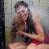 Lilly Becker amüsiert sich köstlich über das wehleidige Verhalten ihres Mitstreiters. Doch langsam dämmert ihr, dass das mit Maurice nichts mehr wird