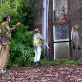 Lilly Becker und Maurice Dziwak müssen zur Dschungelprüfung "Stock-Schauer" antreten. Im oberen Tank muss Lilly Schlüssel finden, die sie Maurice nach unten reicht, damit er unter Wasser das richtige Schloss findet