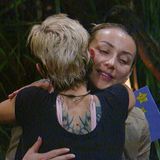 Edith Stehfest und Anna-Carina Woitschack feiern Versöhnung! Damit legen die beiden den Streit um Anna-Carinas abgebrochene Dschungelprüfung bei. Als Zeichen des guten Willens hatte Stehfest die Schlagersängerin dazu bestimmt, den Brief ihres Ehemannes Eric vorzulesen. Hinterher umarmte sie Woitschack untd flüsterte ihr ins Ohr: "Es tut mir so leid, dass du heute mein hungriges Ich so abbekommen hast!"