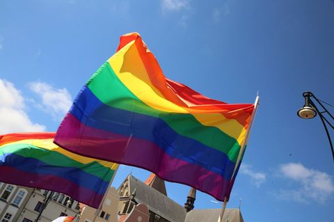 Regenbogenflaggen wehen in Rostock