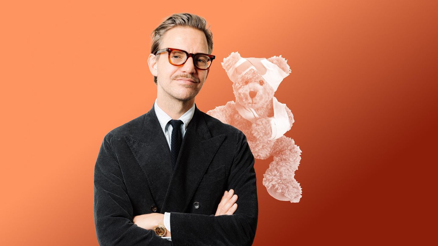 Montage zeigt Sebastian Tigges mit Teddy mit Pflaster vor orangefarbenem Hintergrund