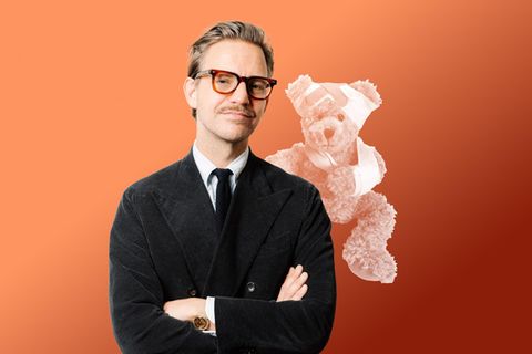 Montage zeigt Sebastian Tigges mit Teddy mit Pflaster vor orangefarbenem Hintergrund