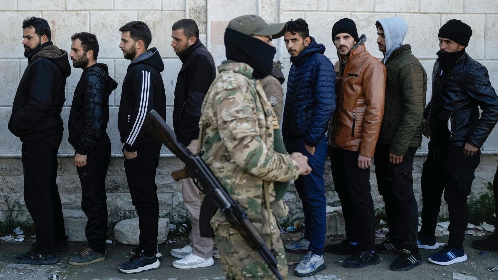 In Syriens Küstenstadt Latakia melden sich Soldaten des Regimes freiwillig bei der neuen Regierung