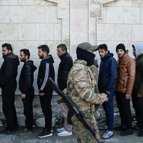 In Syriens Küstenstadt Latakia melden sich Soldaten des Regimes freiwillig bei der neuen Regierung