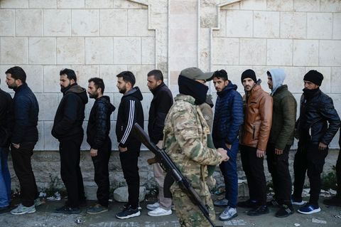 In Syriens Küstenstadt Latakia melden sich Soldaten des Regimes freiwillig bei der neuen Regierung