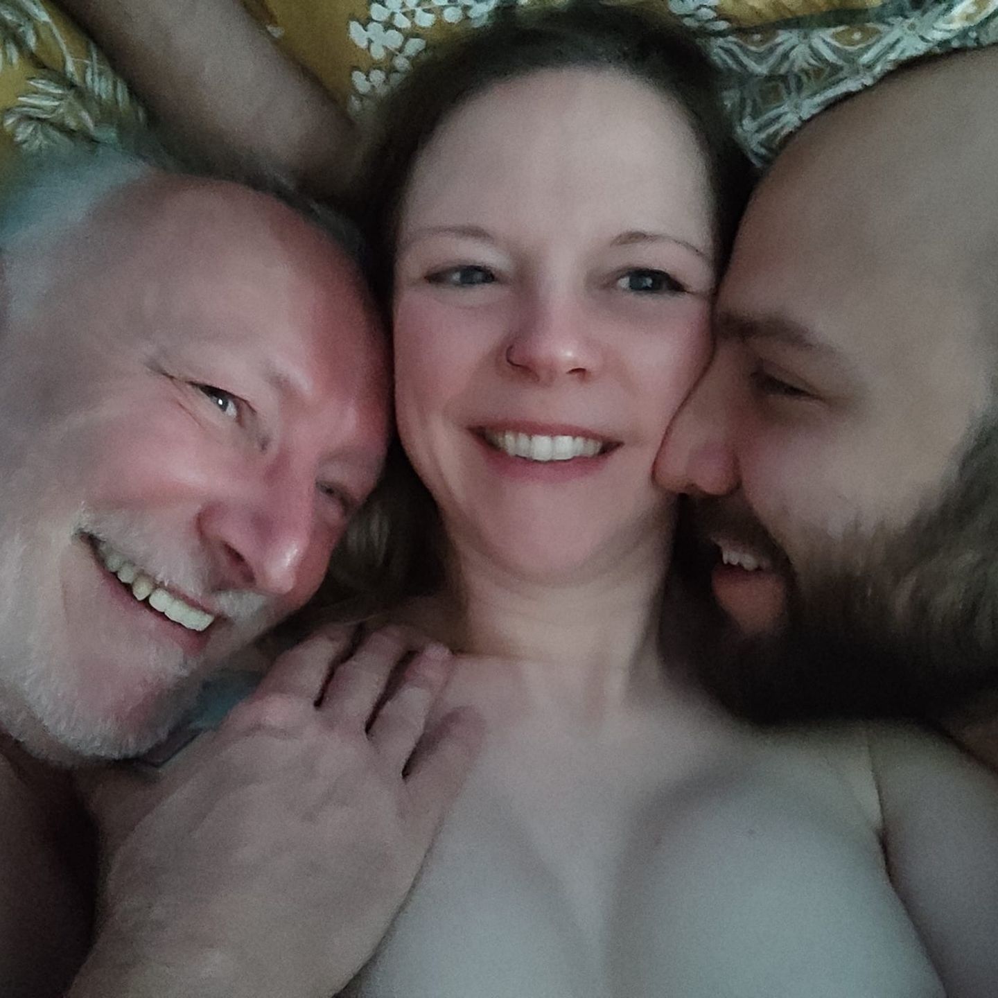 Sex zu dritt: Frank, Helena und Ben liegen im Bett