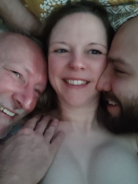 Sex zu dritt: Frank, Helena und Ben liegen im Bett