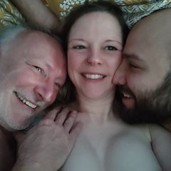 Sex zu dritt: Frank, Helena und Ben liegen im Bett