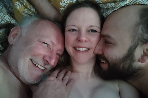 Sex zu dritt: Frank, Helena und Ben liegen im Bett
