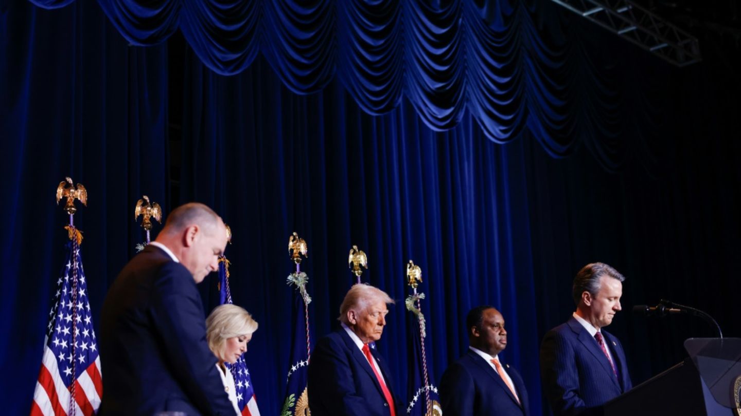 Trump (M.) beim "Nationalen Gebetsfrühstück"