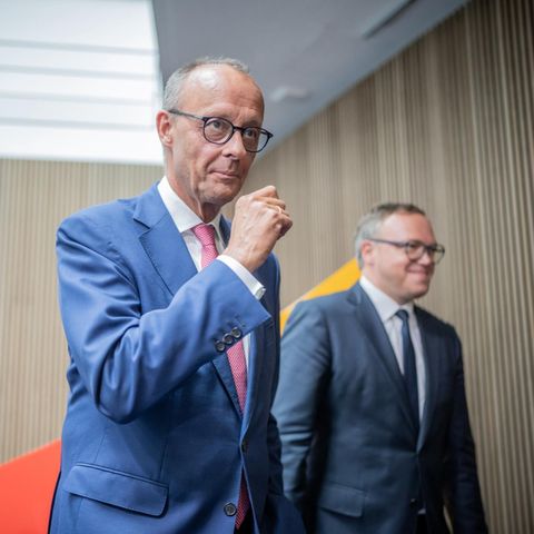 And forever, AfD attracts: Michael Kretschmer, Friedrich Merz and Mario Voigt (from left) on the way to a press conference