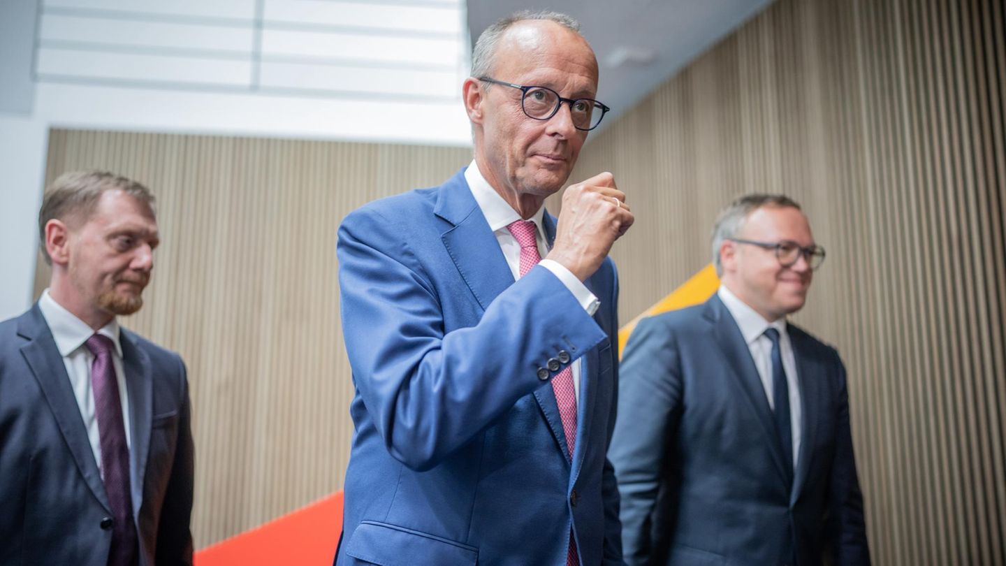 Heikle Mehrheiten: Und ewig lockt die AfD: Michael Kretschmer, Friedrich Merz und Mario Voigt (von links) auf dem Weg zu einer Pressekonferenz Und ewig lockt die AfD: Michael Kretschmer, Friedrich Merz und Mario Voigt (von links) auf dem Weg zu einer Pressekonferenz