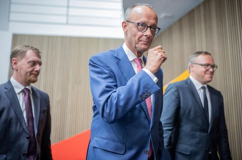 Und ewig lockt die AfD: Michael Kretschmer, Friedrich Merz und Mario Voigt (von links) auf dem Weg zu einer Pressekonferenz