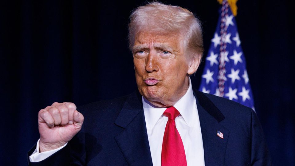 US-Präsident Donald Trump hält seine rechte Faust geschlossen in die Luft und macht ein Duck-Face
