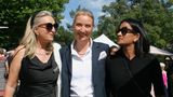 Zu den großen Widersprüchen in Weidels Biografie zählt die Tatsache, dass sie als lesbische Frau einer Partei angehört, in der Homosexualität und gleichgeschlechtliche Lebensgemeinschaften weitestgehend abgelehnt werden. Mit ihrer Partnerin Sarah Bossard, einer Schweizer TV-Produzentin mit sri lankischen Wurzeln (r., hier im Sommer 2024 auf den Bayreuther Festspielen), lebt sie in der Schweiz zusammen und zieht zwei Kinder groß. Die "Neue Zürcher Zeitung" nennt sie "eine Regenbogenfamilie" und schreibt: "Das Paar ist nicht durch eine anonyme Samenbank zu ihren beiden Buben gekommen, es kennt die Väter"