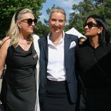 Zu den großen Widersprüchen in Weidels Biografie zählt die Tatsache, dass sie als lesbische Frau einer Partei angehört, in der Homosexualität und gleichgeschlechtliche Lebensgemeinschaften weitestgehend abgelehnt werden. Mit ihrer Partnerin Sarah Bossard, einer Schweizer TV-Produzentin mit sri lankischen Wurzeln (r., hier im Sommer 2024 auf den Bayreuther Festspielen), lebt sie in der Schweiz zusammen und zieht zwei Kinder groß. Die "Neue Zürcher Zeitung" nennt sie "eine Regenbogenfamilie" und schreibt: "Das Paar ist nicht durch eine anonyme Samenbank zu ihren beiden Buben gekommen, es kennt die Väter"