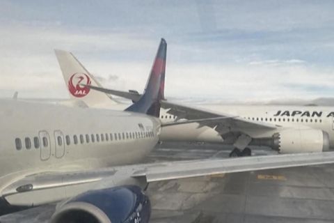 Unfall auf einem Flughafen: Ein Dreamliner kracht mit seinem Flügel in das Heck eines anderen Flugzeuges