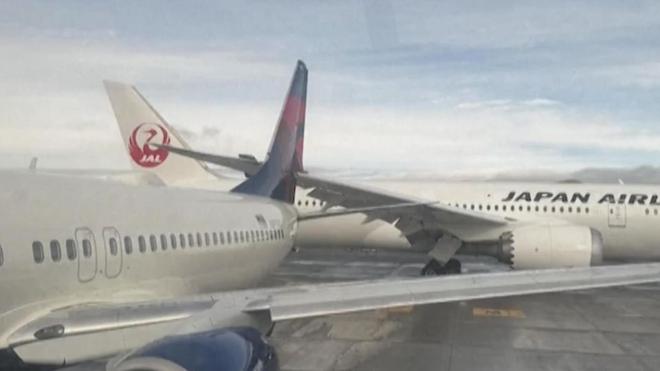 Unfall auf einem Flughafen: Ein Dreamliner kracht mit seinem Flügel in das Heck eines anderen Flugzeuges