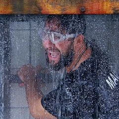 Maurice Dziwak steht während seinr Prüfung im Dschungelcamp in einer Dusche und schreit