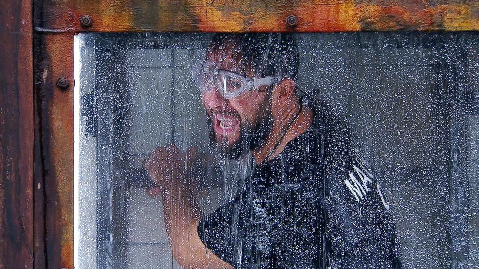 Maurice Dziwak steht während seinr Prüfung im Dschungelcamp in einer Dusche und schreit