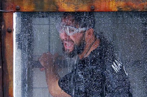 Maurice Dziwak steht während seinr Prüfung im Dschungelcamp in einer Dusche und schreit