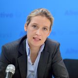 Im Bundesvorstand schwingt Frauke Petry (Bild von 2016) das Zepter. Petry wird später aus Führung und Partei gedrängt. Weidel schadet es nicht – im Gegenteil. Sie weiß sich stets mit der Mehrheit in der Partei zu arrangieren. Das ist unter Parteigründer Bernd Lucke so, das ist unter Petry so, und später arrangiert sie sich mit dem rechten Parteiflügel von Björn Höcke, für dessen Parteiausschluss sie 2017 noch gestimmt hat. Im selben Jahr wird sie erstmals Spitzenkandidatin bei der Bundestagswahl