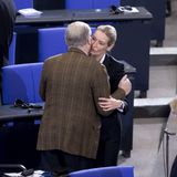 Weidel wird nach der Bundestagswahl 2017, bei der die AfD 12,6 Prozent holt, neben Alexander Gauland Co-Fraktionsvorsitzende im Bundestag (Bild von 2018). Kurz zuvor hat sie eine schwere Krise überwunden. Im Jahr der Bundestagswahl fliegt auf, dass Weidel eine syrische Flüchtlingsfrau schwarz als Reinigungshilfe engagiert haben soll. Schwerer wiegt, dass sie später maßgeblich in die Spendenskandale der AfD verwickelt ist. Die Partei wird wegen des Verstoßes gegen das Parteiengesetz zu Geldbußen von über einer halben Million Euro verdonnert