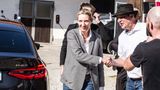 Weidel versteht es, die die rechtspopulistische Klaviatur zu spielen. In Reden und Postings hetzt sie rassistisch gegen Muslime und Geflüchtete und greift die etablierten "Altparteien" an. In einer Bundestagsrede von 2018 sagt sie den Satz: "Burkas, Kopftuchmädchen und alimentierte Messermänner und sonstige Taugenichtse werden unseren Wohlstand, das Wirtschaftswachstum und vor allem den Sozialstaat nicht sichern", der einen Sturm der Entrüstung auslöst. Unter den AfD-Unterstützern kommen solche Äußerungen hingegen gut an
