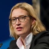 Die promovierte Ökonomin wächst in Harsewinkel auf, eine kleine Ortschaft in direkter Nachbarschaft zu ihrem Geburtsort Gütersloh, wo sie als jüngstes von drei Geschwistern 1979 das Licht der Welt erblickt. Das Elternhaus ist stramm konservativ. Nach ihrem Studium arbeitet sie für verschiedene Finanzunternehmen und macht sich später als Unternehmensberaterin selbstständig. 2013 tritt sie der AfD bei, 2015 wird sie in den Bundesvorstand gewählt (Bild)   