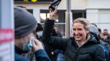 Doch trotz rechter Hassreden und der Corona-Pandemie, in der Weidel (hier auf einer Demo gegen Corona-Maßnahmen Ende 2021) zu den harten Kritikern der Bundesregierung gehört, verliert die AfD bei der Bundestagswahl 2021 zwei Prozentpunkte und kommt auf 10,3 Prozent der Stimmen. Dennoch sitzt Weidel fest im Sattel und wird 2022 neben Tino Chrupalla zur zweiten Bundesvorsitzenden gewählt
