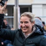 Doch trotz rechter Hassreden und der Corona-Pandemie, in der Weidel (hier auf einer Demo gegen Corona-Maßnahmen Ende 2021) zu den harten Kritikern der Bundesregierung gehört, verliert die AfD bei der Bundestagswahl 2021 zwei Prozentpunkte und kommt auf 10,3 Prozent der Stimmen. Dennoch sitzt Weidel fest im Sattel und wird 2022 neben Tino Chrupalla zur zweiten Bundesvorsitzenden gewählt