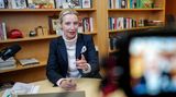 Für die Bundestagswahl 2025 bestimmt die AfD Weidel sogar zur Kanzlerkandidatin – und sie erhält unerwartete Unterstützung. Der reichste Mann der Welt, Elon Musk, macht auf seiner Plattform X massiv Werbung für die AfD. Die Partei stelle den "letzten Funken Hoffnung" für ein niedergehendes Deutschland dar, schreibt Musk in der "Welt am Sonntag". Höhepunkt ist das Live-Gespräch zwischen Weidel und Musk auf X (hier ist Weidel kurz vor dem Gespräch zu sehen). Dass sie Adolf Hilter als "kommunistisch" bezeichnet, ist nur eine der absurden Ansichten         