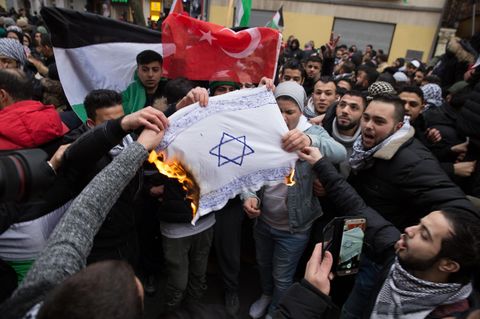 Antisemitismus: Männer verbrennen eine Flagge mit Davidstern