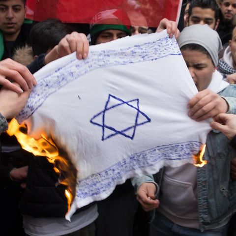 Antisemitismus: Männer verbrennen eine Flagge mit Davidstern