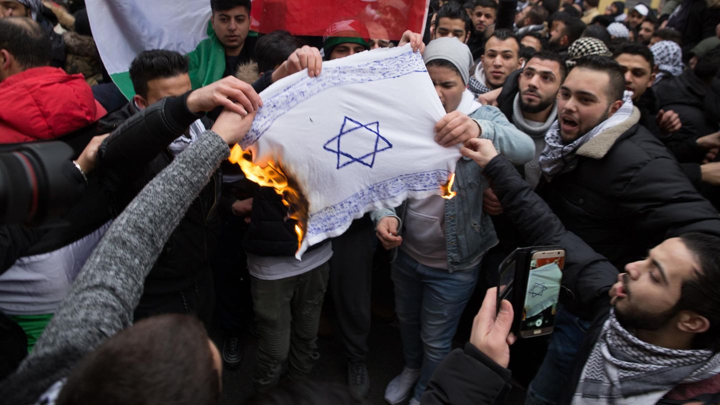 Antisemitismus: Männer verbrennen eine Flagge mit Davidstern