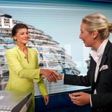 Im September 2024 treffen Alice Weidel und BSW-Gründerin Sahra Wagenknecht in einem TV-Duell aufeinander. Beim Thema Ukraine-Krieg pflegen die Kontrahentinnen ähnliche Ansichten, aber das ist es mit den Gemeinsamkeiten. In allen anderen Politik-Feldern (auch in der Migration) liegen sie weit auseinander. Die Medien urteilen unisono, dass die erfahrene Wagenknecht das Duell klar gewonnen hat