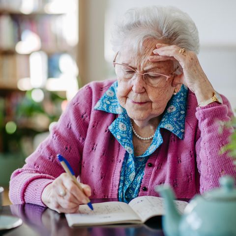 After the spouse's death, arithmetic begins for many widows: How does the widow's pension affect your own income?